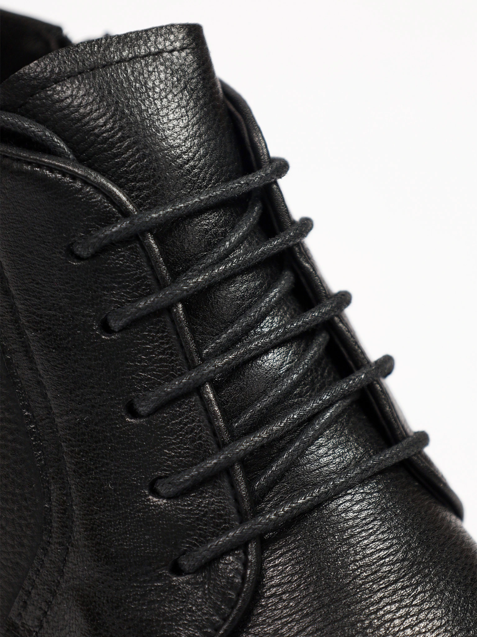 Ботинки черного цвета на рельефной подошве